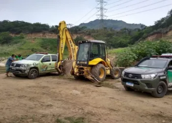 Secretaria do Ambiente e Clima flagra trator e operários atuando em condomínio irregular na Zona Oeste