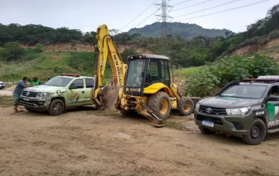 Secretaria do Ambiente e Clima flagra trator e operários atuando em condomínio irregular na Zona Oeste