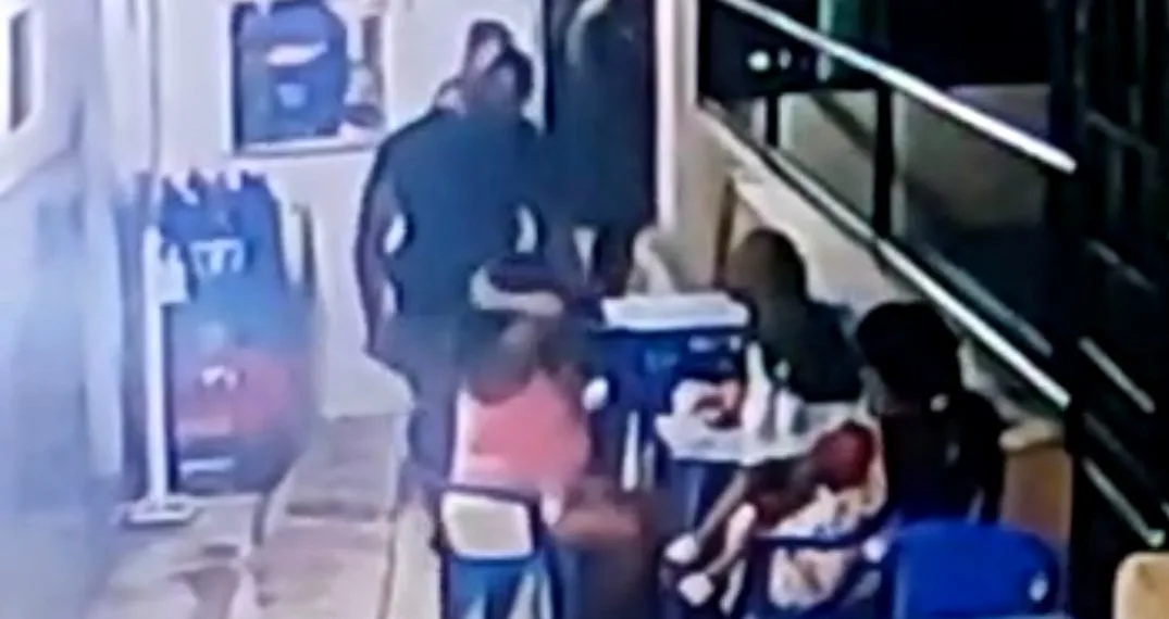 ( VIDEO FORTE) VEJA O MOMENTO EM QUE O POLICIAL MATA COLEGA DE FARDA NO RJ