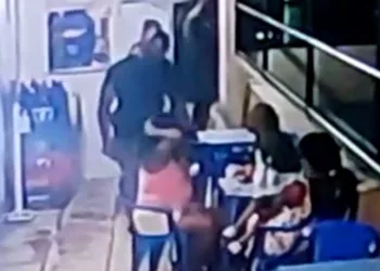 ( VIDEO FORTE) VEJA O MOMENTO EM QUE O POLICIAL MATA COLEGA DE FARDA NO RJ