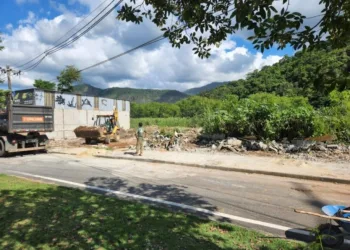 Secretaria do Ambiente e Clima demole construções irregulares em bairro na Zona Oeste