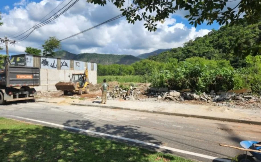 Secretaria do Ambiente e Clima demole construções irregulares em bairro na Zona Oeste