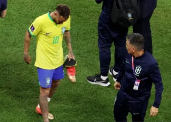 Médico da seleção diz que Neymar sofreu entorse no tornozelo direito