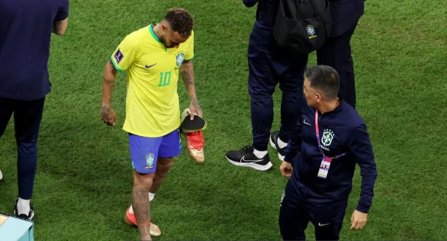 Médico da seleção diz que Neymar sofreu entorse no tornozelo direito