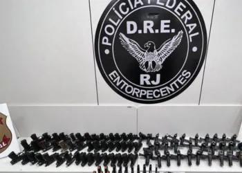 Polícia Federal prende dois homens com 84 pistolas no estado do Rio