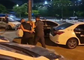 Homem é preso na zona oeste após esfaquear companheira na frente do filho