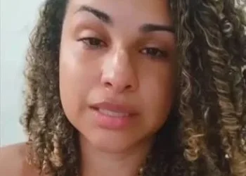 JORNALISTA DENUNCIA ABORDAGEM VIOLENTA DA PM NO RJ E DIZ QUE FUZIL FOI APONTADO PARA O FILHO DE 1 ANO.