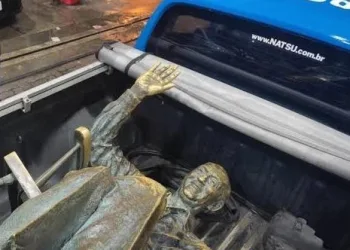 POLÍCIA LOCALIZA ESTÁTUA DE JUSCELINO KUBITSCHECK