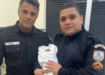 BEBÊ ABANDONADO EM HOTEL NA ZONA OESTE É RESGATADO POR POLICIAIS MILITARES…