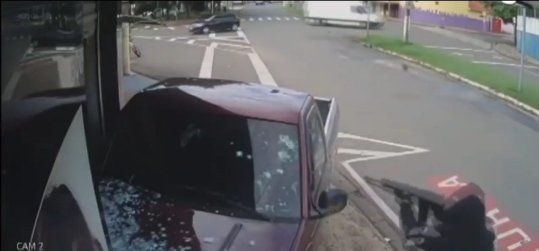 ( VIDEO) HOMEM É FUZILADO COM 40 TIROS