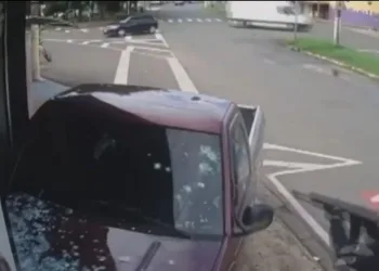 ( VIDEO) HOMEM É FUZILADO COM 40 TIROS