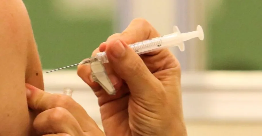 Brasil recebe primeiro lote de vacinas bivalentes contra covid-19