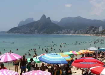 Mais de 610 toneladas de lixo são recolhidos das praias do Rio