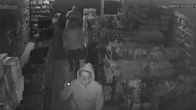 Grupo de idosos dá prejuízo de R$ 70 mil à farmácia furtada no Rio; veja vídeo