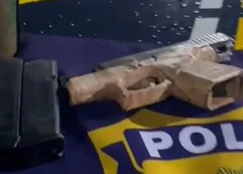 Perseguição na Via Dutra deixa dois suspeitos mortos e um preso