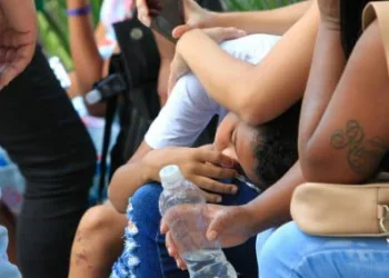 Corpos de vítimas de naufrágio são enterrados nesta terça-feira