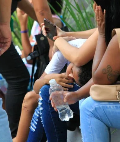 Corpos de vítimas de naufrágio são enterrados nesta terça-feira