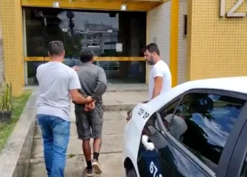URGENTE: Zelador de escola infantil é preso em flagrante assediando aluna de 12 anos com fotos de nudez no Rio; o mesmo alegou que foi possuído por um espírito