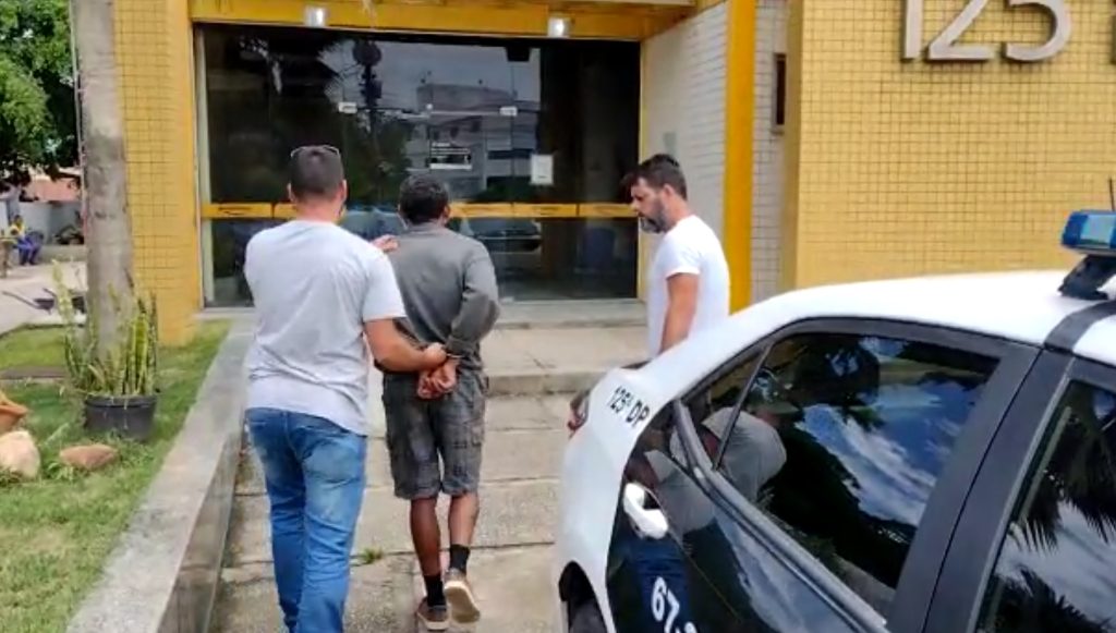 URGENTE: Zelador de escola infantil é preso em flagrante assediando aluna de 12 anos com fotos de nudez no Rio; o mesmo alegou que foi possuído por um espírito