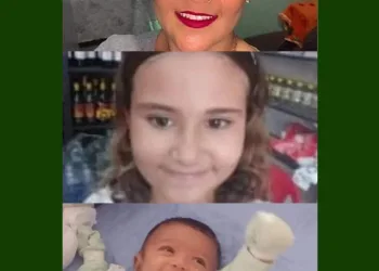 HOMEM MATA MULHER E OS DOIS FILHOS NO RECREIO