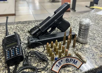 Homem é preso após fazer bebê e família reféns para escapar da polícia na Zona Oeste do Rio