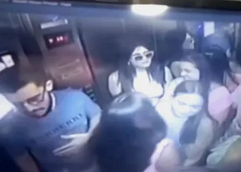 Vídeo: Moradores ultrapassam o limite de capacidade do elevador e caem