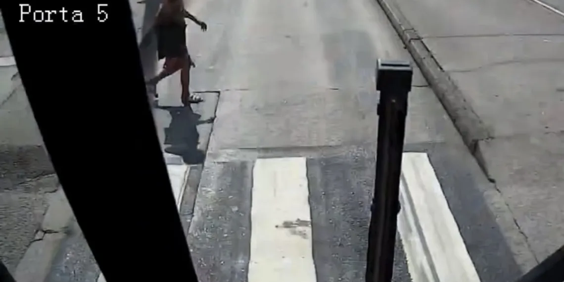 Mulher atropelada por BRT ao cruzar pista exclusiva