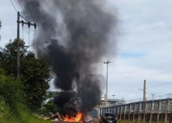 Manifestação de moradores bloqueia ruas em Santa Cruz e Paciência