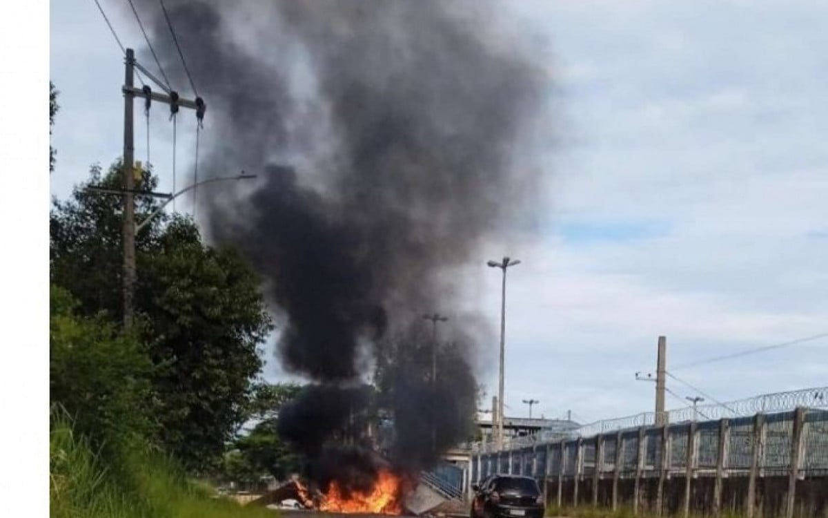 Manifestação de moradores bloqueia ruas em Santa Cruz e Paciência