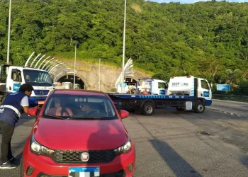 Seop faz operação para impedir circulação de carros na pista do BRT, na Zona Oeste