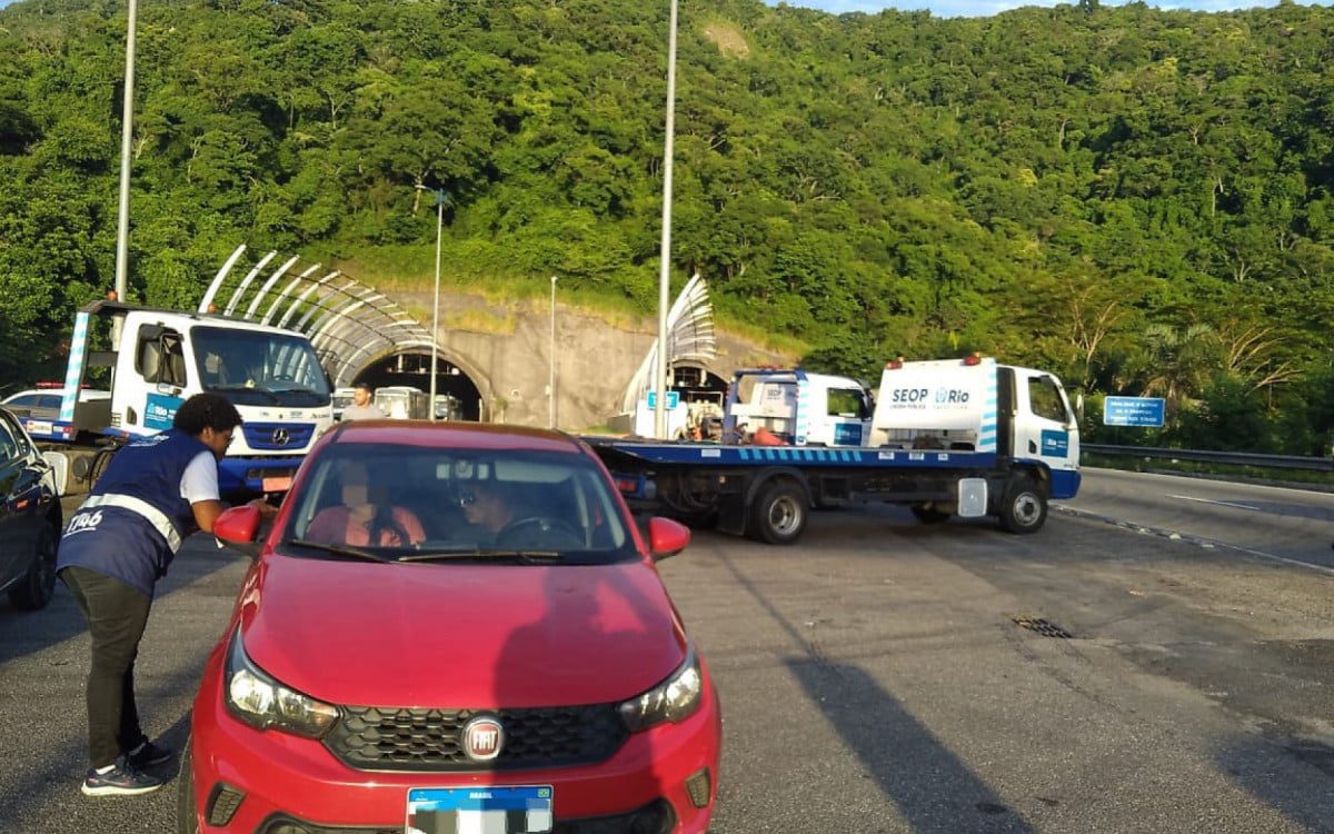 Seop faz operação para impedir circulação de carros na pista do BRT, na Zona Oeste