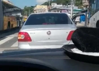 Intensa troca de tiros em comunidade do Rio; deixa três feridos