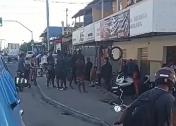 Homem é agredido ao ser flagrado se masturbando ao lado de mulher em ônibus