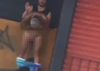 Vídeo mostra um casal realizando atos sexuais em plena luz do dia no Rio.