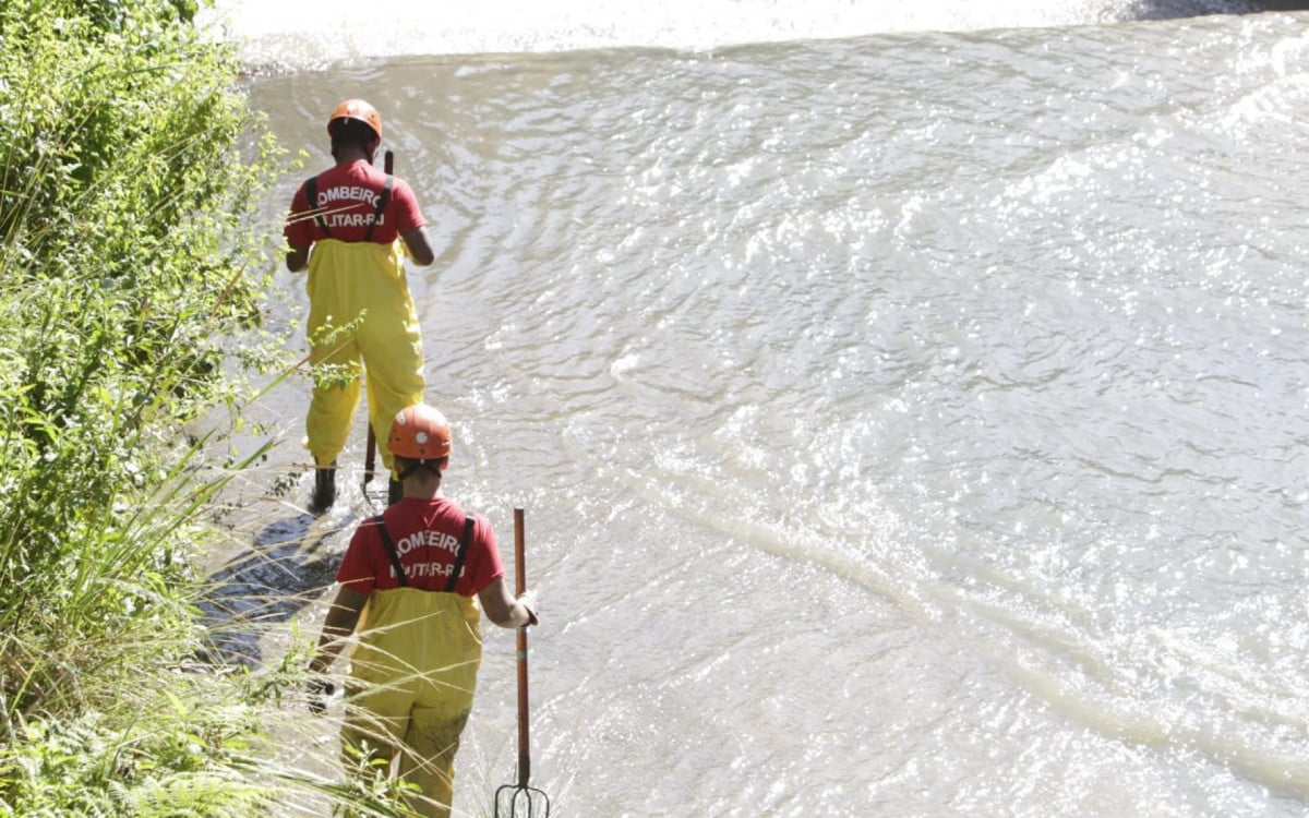 Corpo de Bombeiros realiza buscas por desaparecido em temporal na cidade do Rio