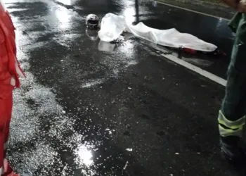 IMAGENS FORTES! Casal em motocicleta morre após colidir com carro em rodovia