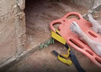 Coveiro vê cimento fresco e descobre mulher enterrada viva em cemitério de MG