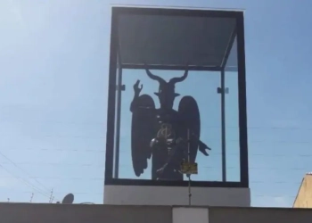Estátua de Belzebu em casa apavora vizinhança e chama atenção na web