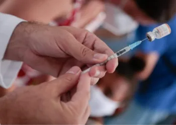 Covid-19: Rio avança na aplicação da dose bivalente e vacina profissionais de saúde com 50 anos ou mais