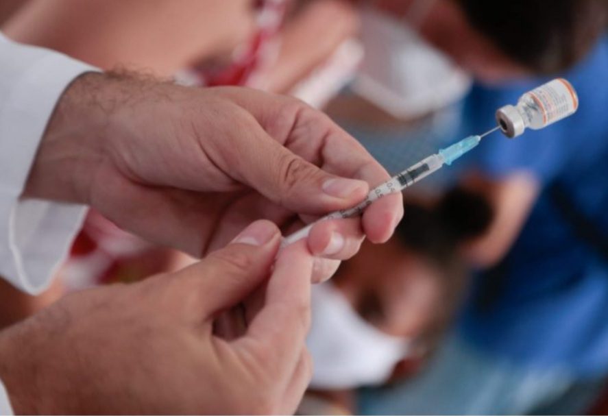Covid-19: Rio avança na aplicação da dose bivalente e vacina profissionais de saúde com 50 anos ou mais