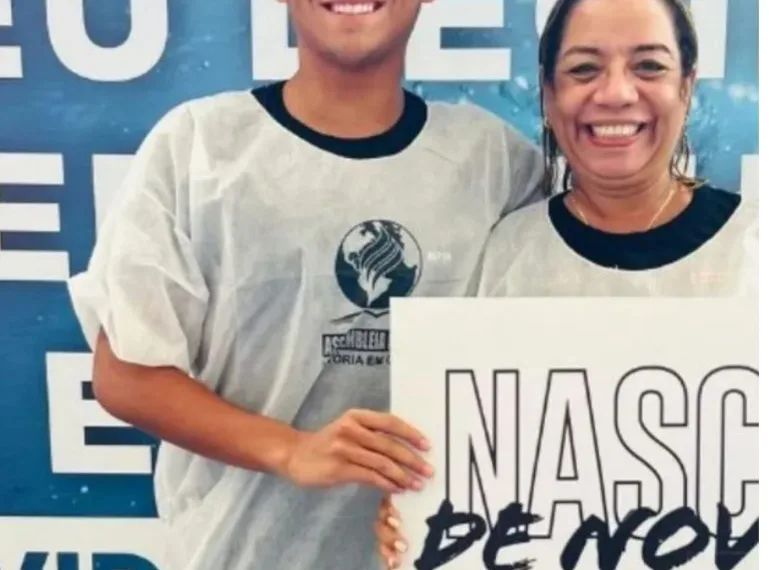 Delegada Adriana Belém é batizada em igreja evangélica na Zona Oeste