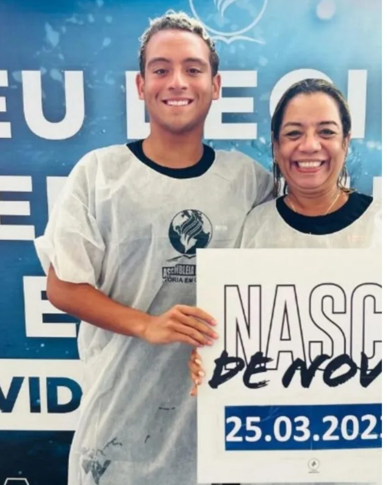 Delegada Adriana Belém é batizada em igreja evangélica na Zona Oeste