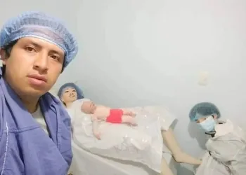 Casado com boneca, homem anuncia nascimento do 3° filho