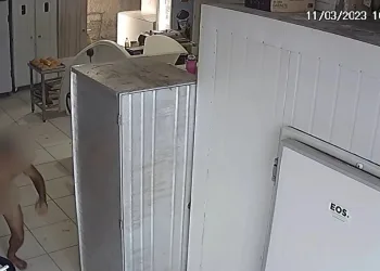 VIDEO: Homem nu invade padaria, ataca funcionária e acaba detido por policiais militares