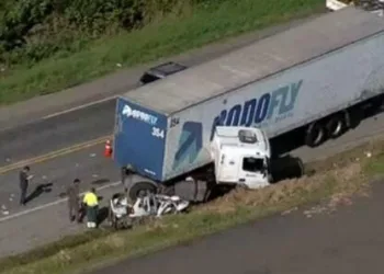 MOTORISTA ENVOLVIDO EM ACIDENTE EM GUAPIMIRIM ALEGA QUE PERDEU DIREÇÃO AO TENTAR DAR ESPAÇO A OUTRA CARRETA…