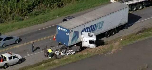 MOTORISTA ENVOLVIDO EM ACIDENTE EM GUAPIMIRIM ALEGA QUE PERDEU DIREÇÃO AO TENTAR DAR ESPAÇO A OUTRA CARRETA…
