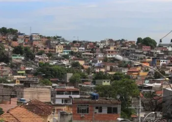 TIROTEIO ENVOLVENDO PMS DEIXA UM SUSPEITO MORTO E DOIS FERIDOS POR BALA PERDIDA NO RJ