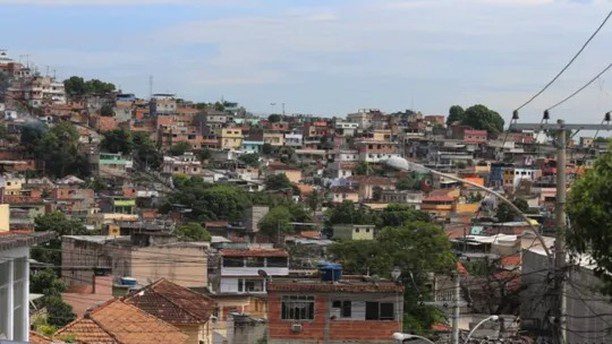 TIROTEIO ENVOLVENDO PMS DEIXA UM SUSPEITO MORTO E DOIS FERIDOS POR BALA PERDIDA NO RJ