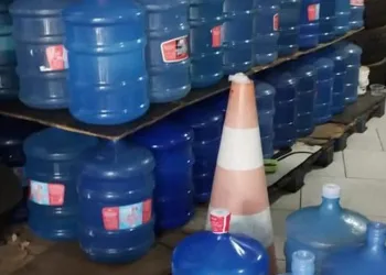ÁGUA MINERAL IMPOSTA PELO CRIME NA ZONA OESTE É CONSIDERADA IMPRÓPRIA PARA CONSUMO