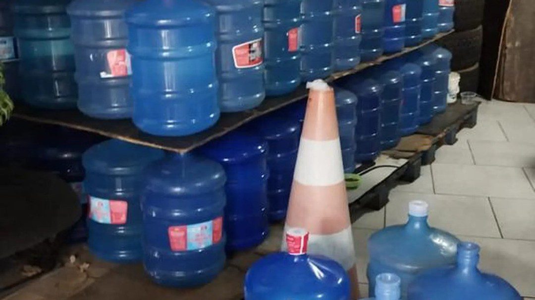 ÁGUA MINERAL IMPOSTA PELO CRIME NA ZONA OESTE É CONSIDERADA IMPRÓPRIA PARA CONSUMO
